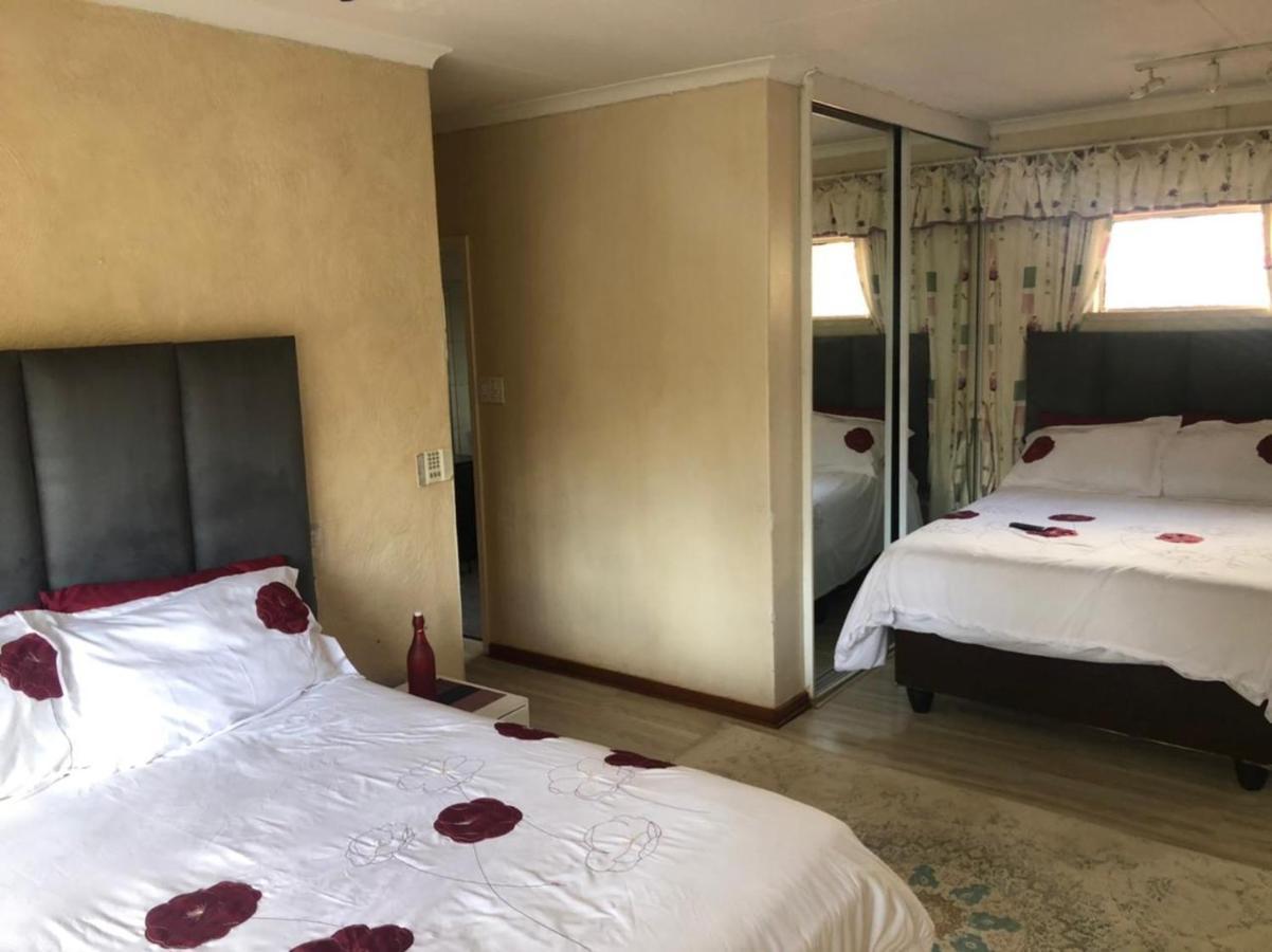 Phomolong Guest House, Westgate, Roodeporte Roodepoort Eksteriør billede